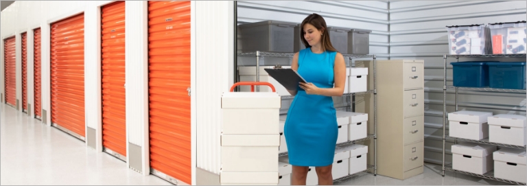 Une femme en train de faire l'inventaire d'un conteneur de libre-entreposage