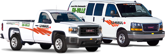 Camionnette et fourgonnette de U-Haul stationnées l’une à côté de l’autre