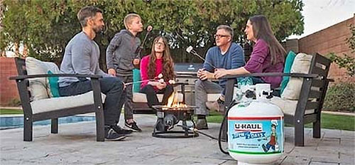 Femme faisant remplir son réservoir de propane dans une installation U-Haul