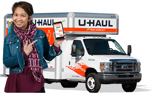Una mujer alquilando un camión de U-Haul a través de U-Haul Truck Share