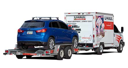 Véhicule sur une remorque porte-voiture