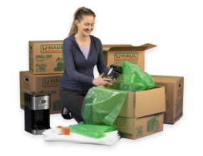 Una mujer empacando cajas de mudanza