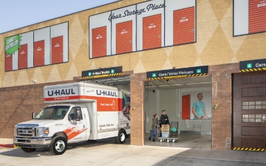 Un camion de location U-Haul stationné dans un établissement d'entreposage U-Haul