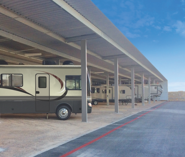 Vehículos RV estacionados en una instalación de almacenamiento para vehículos