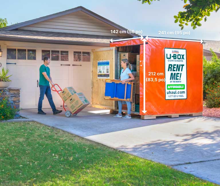 Couple chargeant un conteneur U-Box dans leur allée