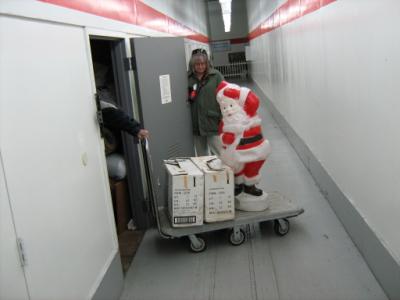 Free use of storage carts makes storing your goods easy.